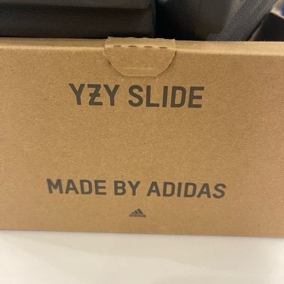 Brand new in box Yeezy slides- onyx size 3 kids - Picture 2 of 8